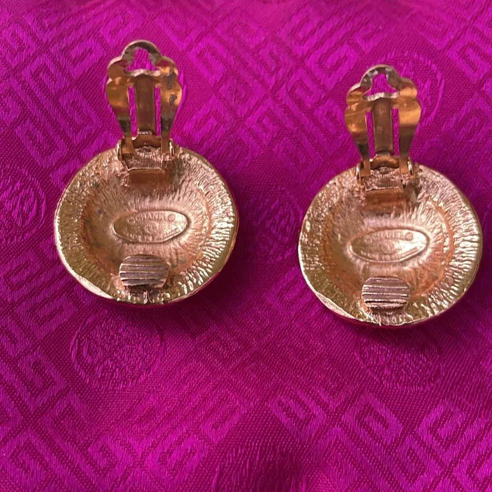 Large Chanel vintage gold clip on earrings